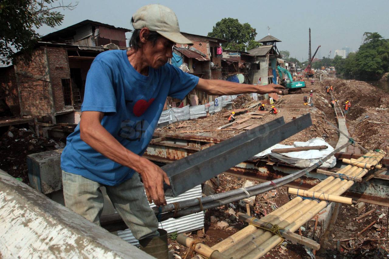 Pemasangan Turap Ciliwung...