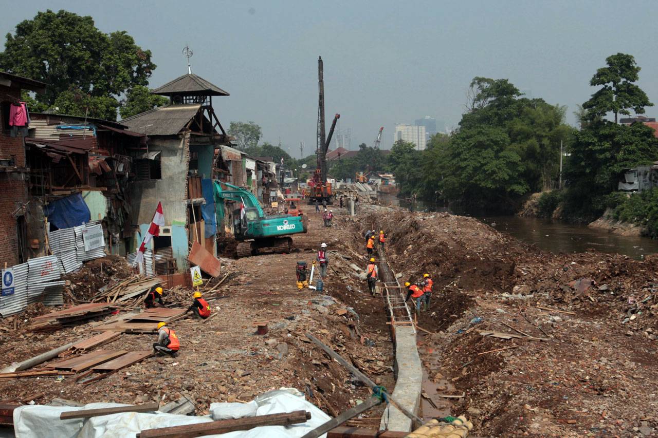 Pemasangan Turap Ciliwung...