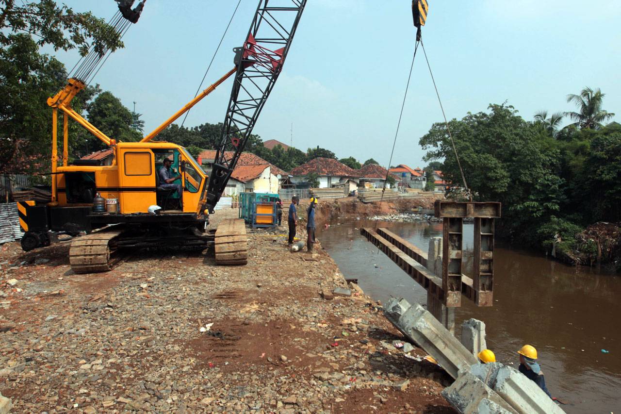 Pemasangan Turap Ciliwung...