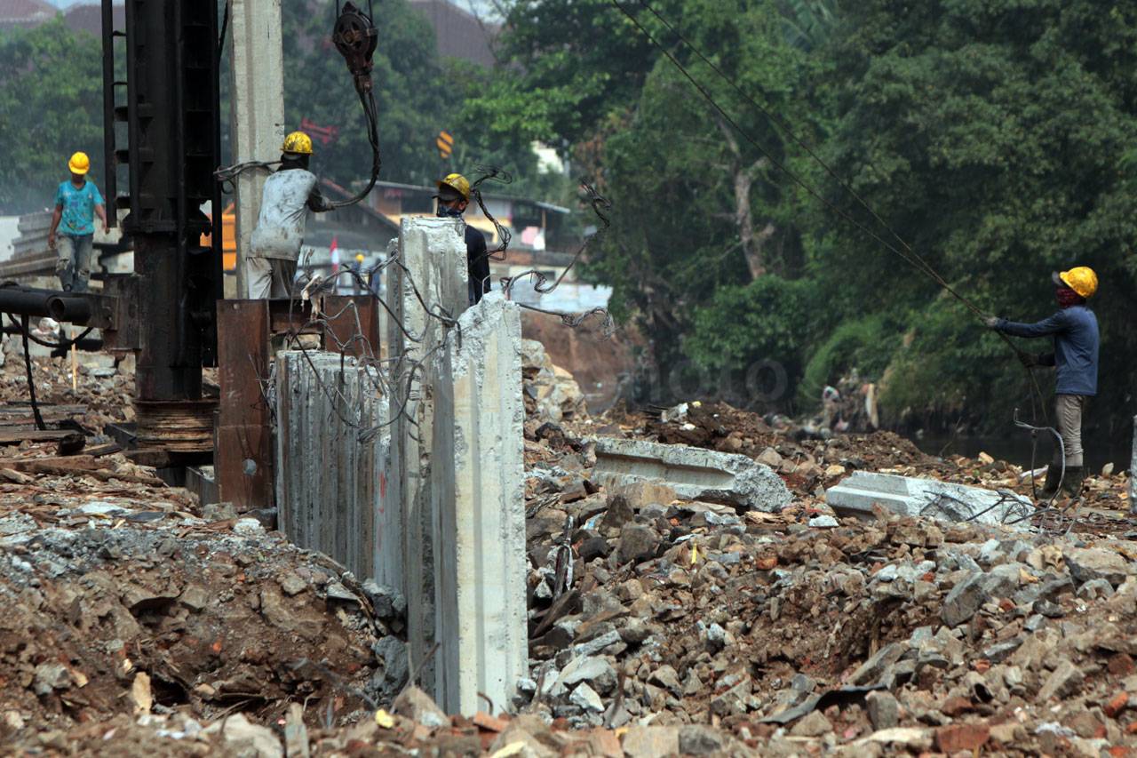 Pemasangan Turap Ciliwung...