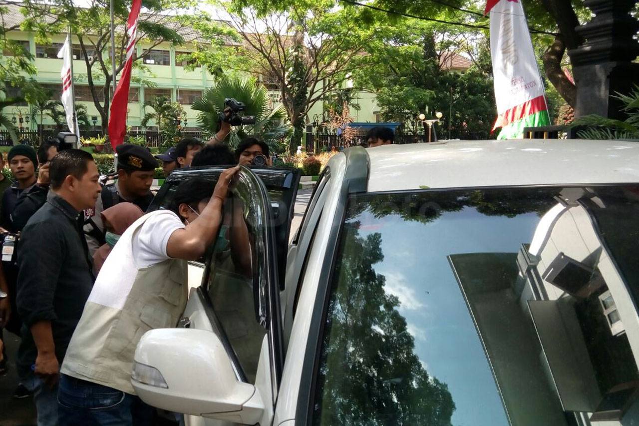 KPK Geledah Mobil Pribadi...