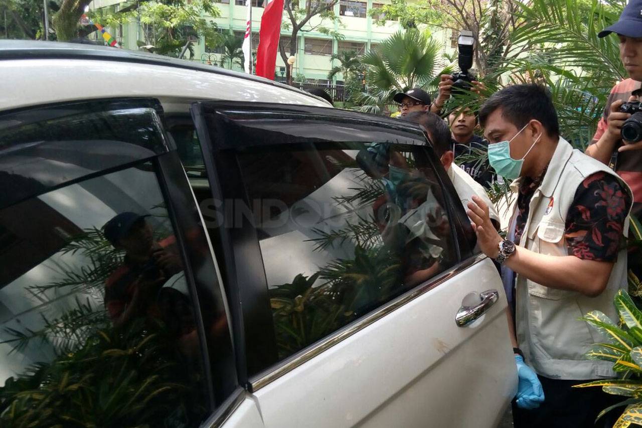KPK Geledah Mobil Pribadi...