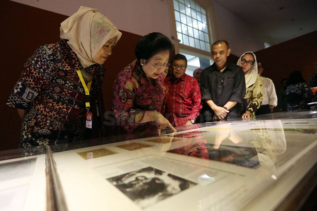 Megawati Kunjungi Pameran...