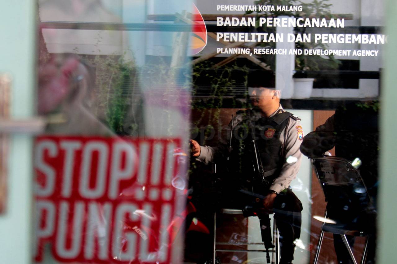 KPK Geledah Kantor Barenlitbang...