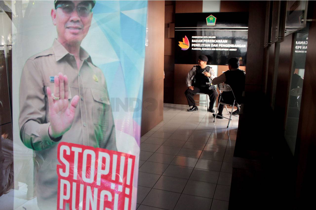 KPK Geledah Kantor Barenlitbang...