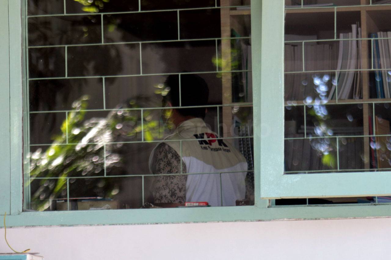 KPK Geledah Kantor Barenlitbang...