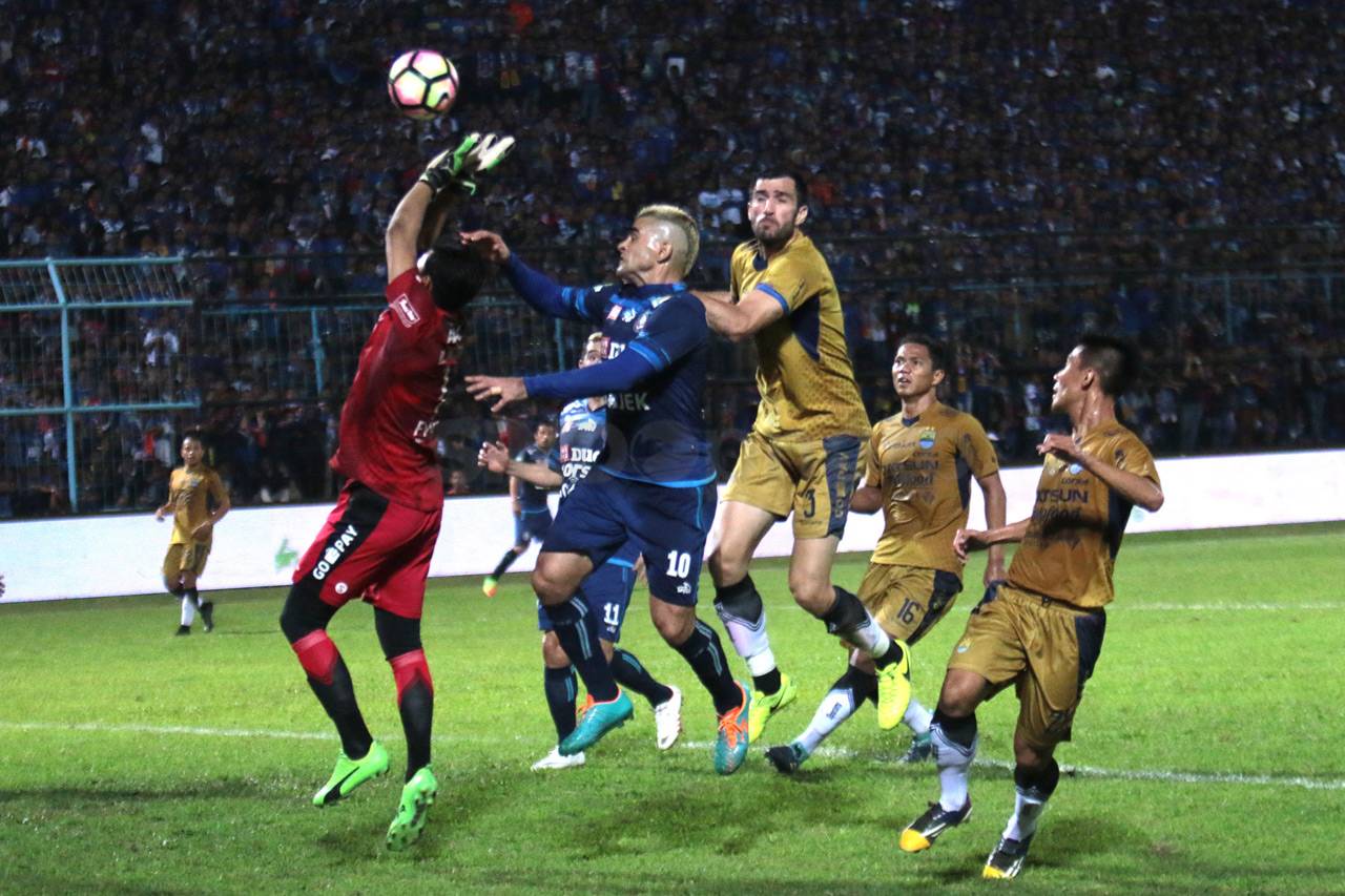 Skor Kacamata di Stadion...