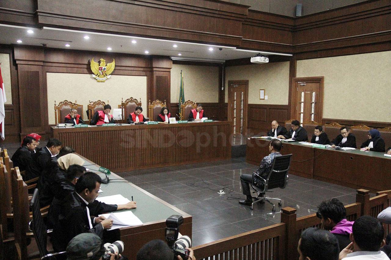 Andi Narogong Jalani...