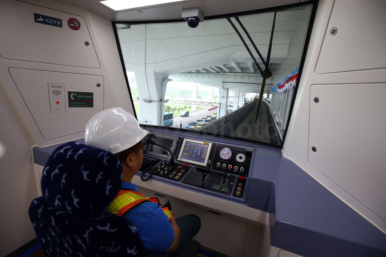 Ujicoba Skytrain di...