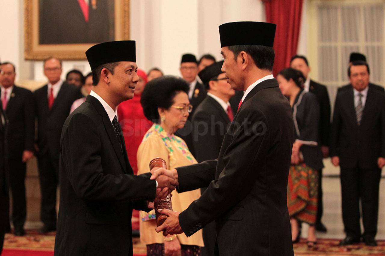 Presiden Jokowi Anugerahkan...