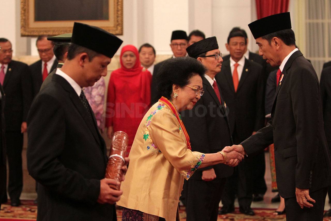Presiden Jokowi Anugerahkan...