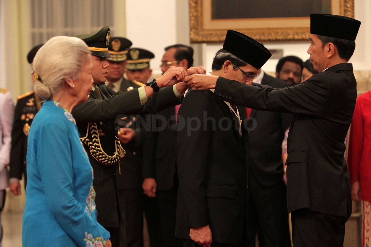 Presiden Jokowi Anugerahkan...