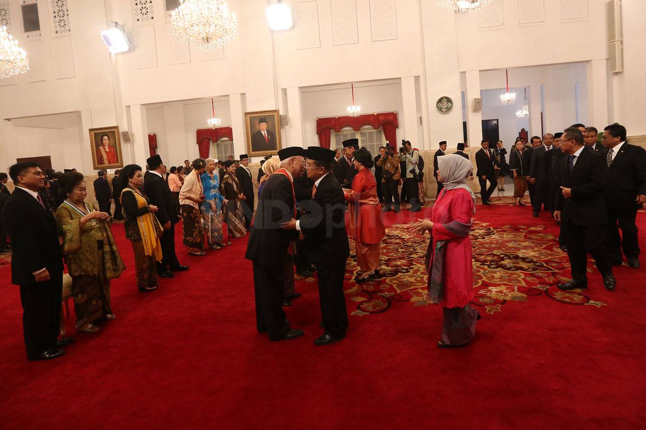 Presiden Jokowi Anugerahkan...