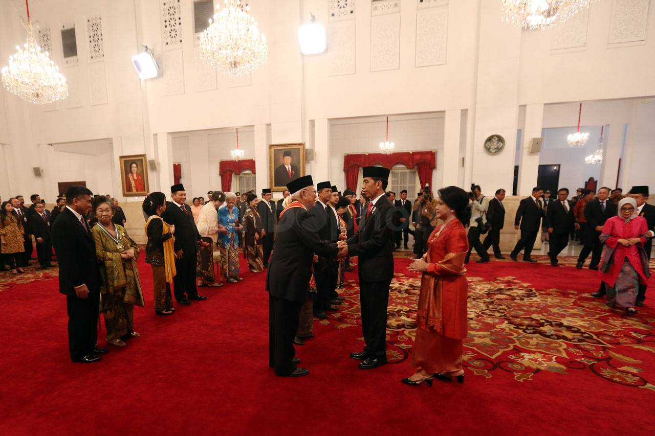 Presiden Jokowi Anugerahkan...