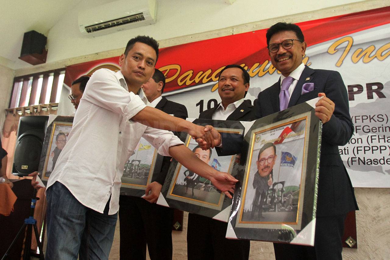 10 Anggota DPR Terima...