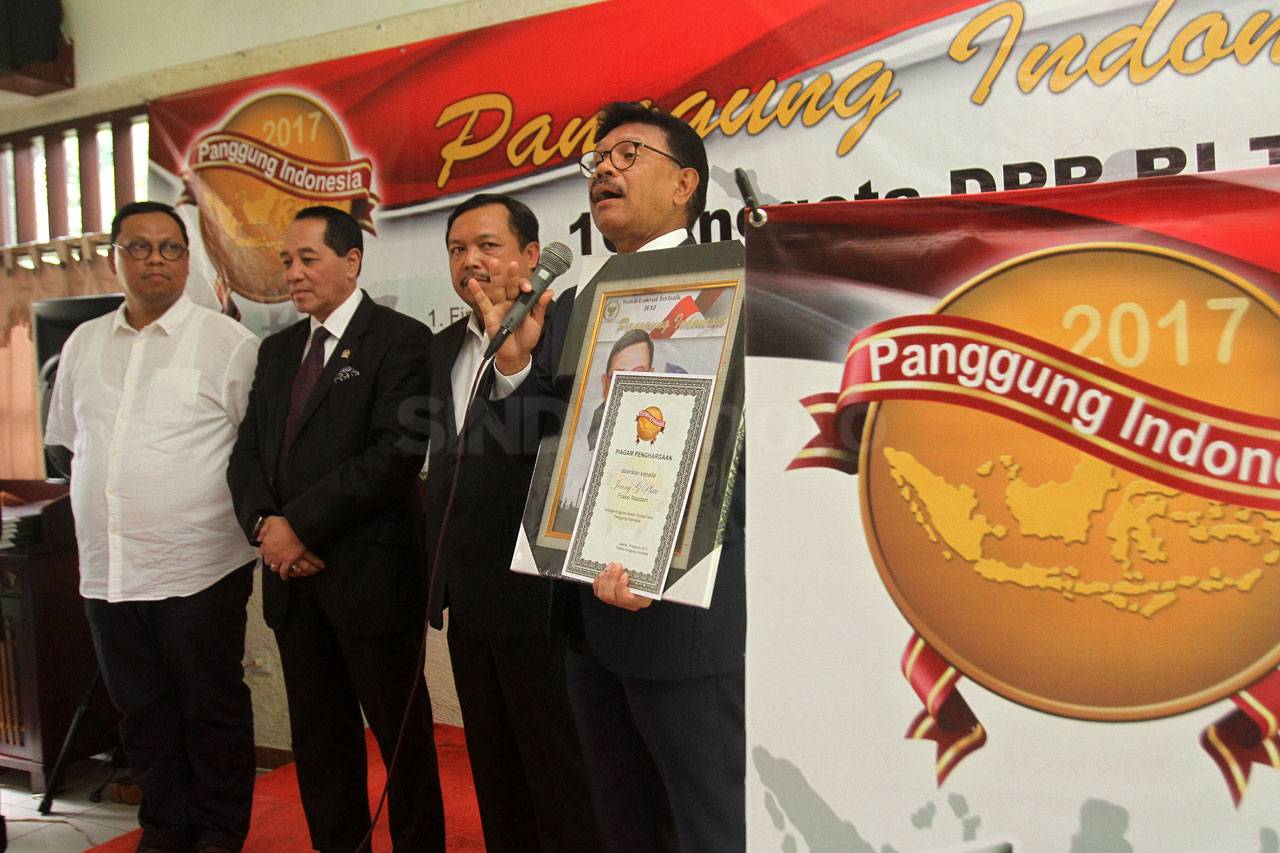 10 Anggota DPR Terima...