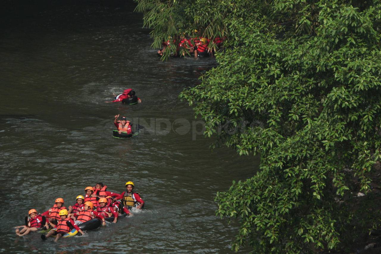 Aktivis Ciliwung Kibarkan...