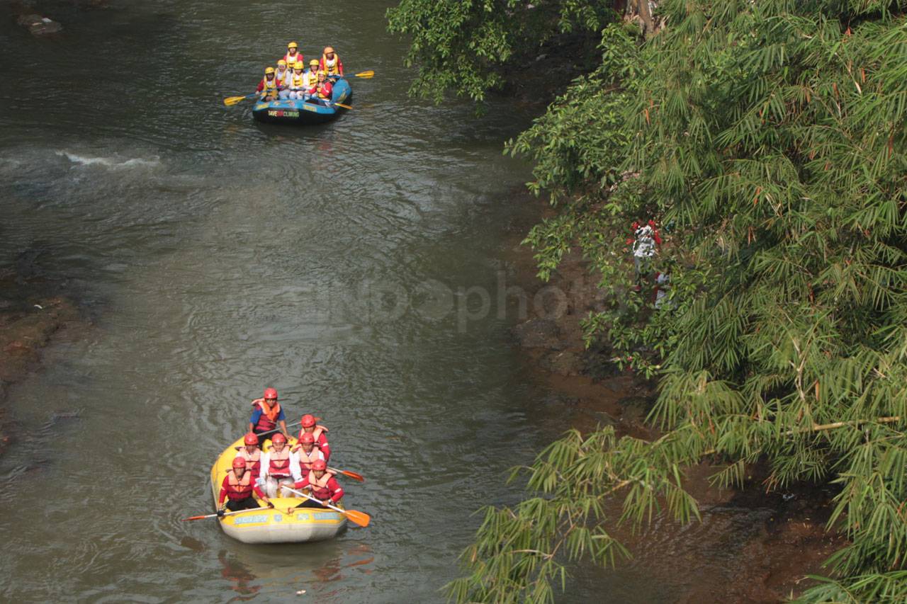Aktivis Ciliwung Kibarkan...