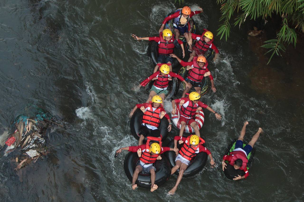 Aktivis Ciliwung Kibarkan...