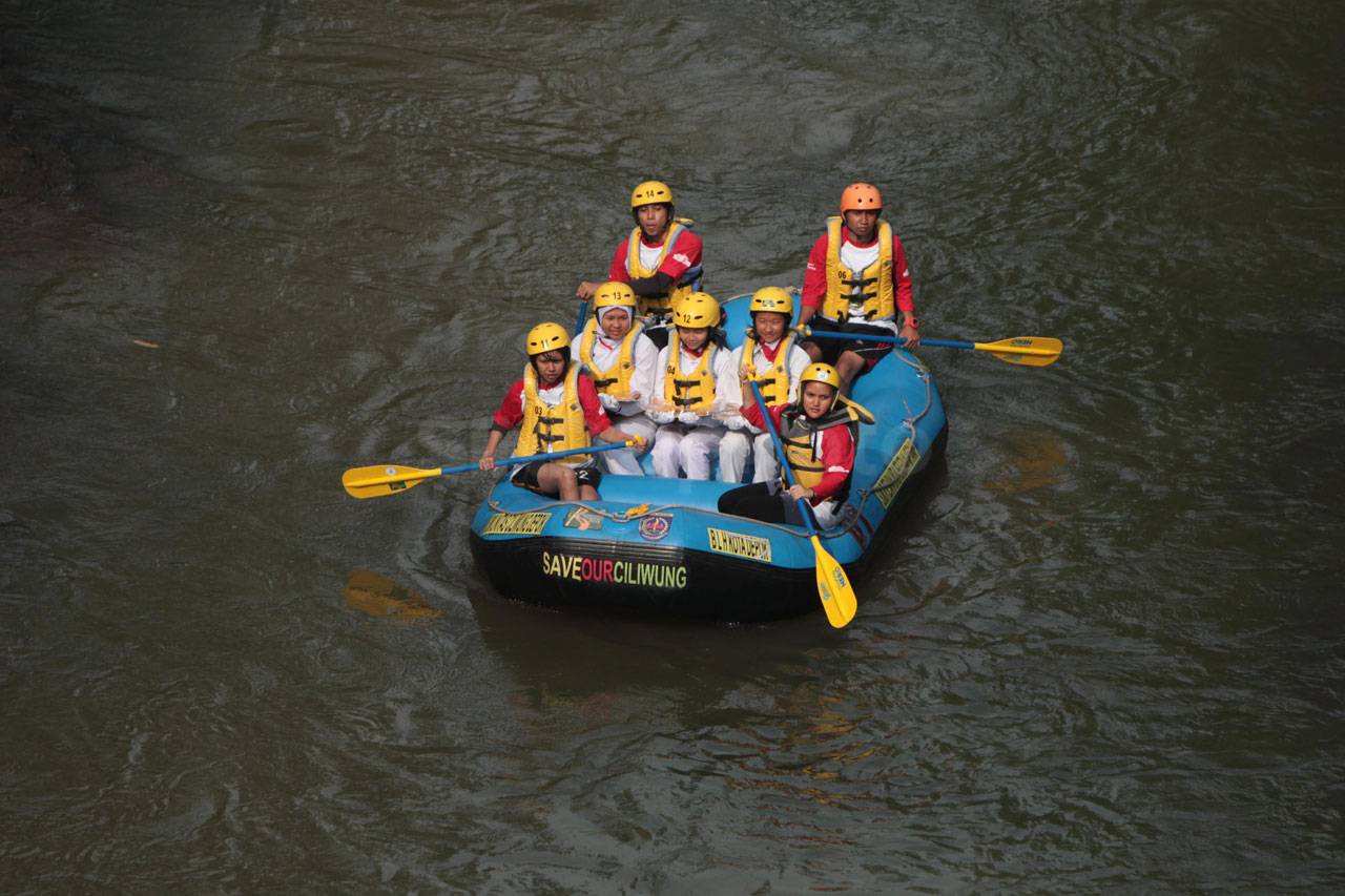 Aktivis Ciliwung Kibarkan...