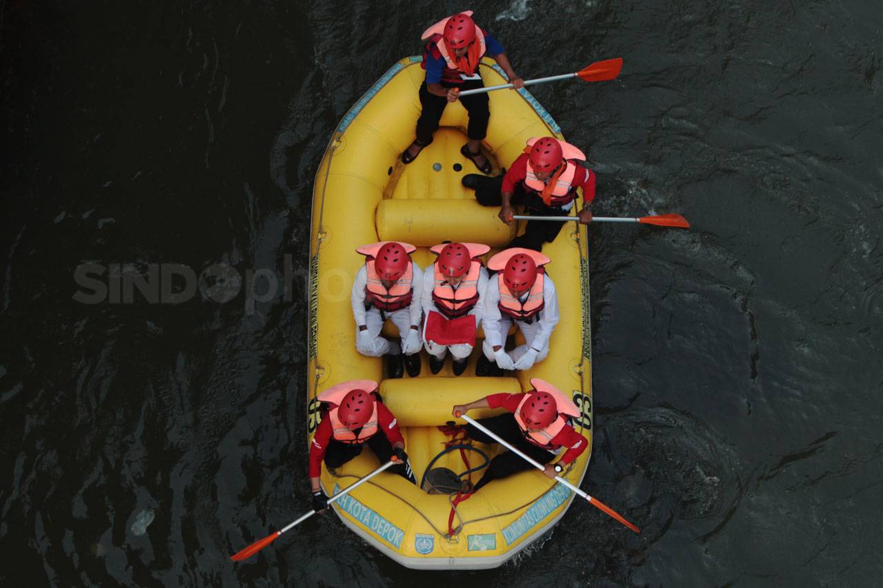 Aktivis Ciliwung Kibarkan...