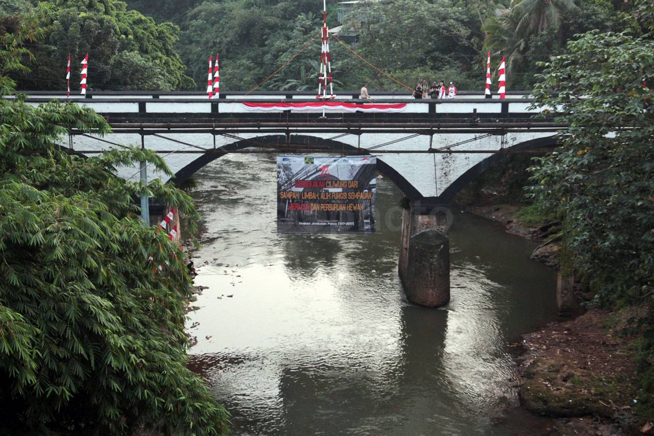 Aktivis Ciliwung Kibarkan...