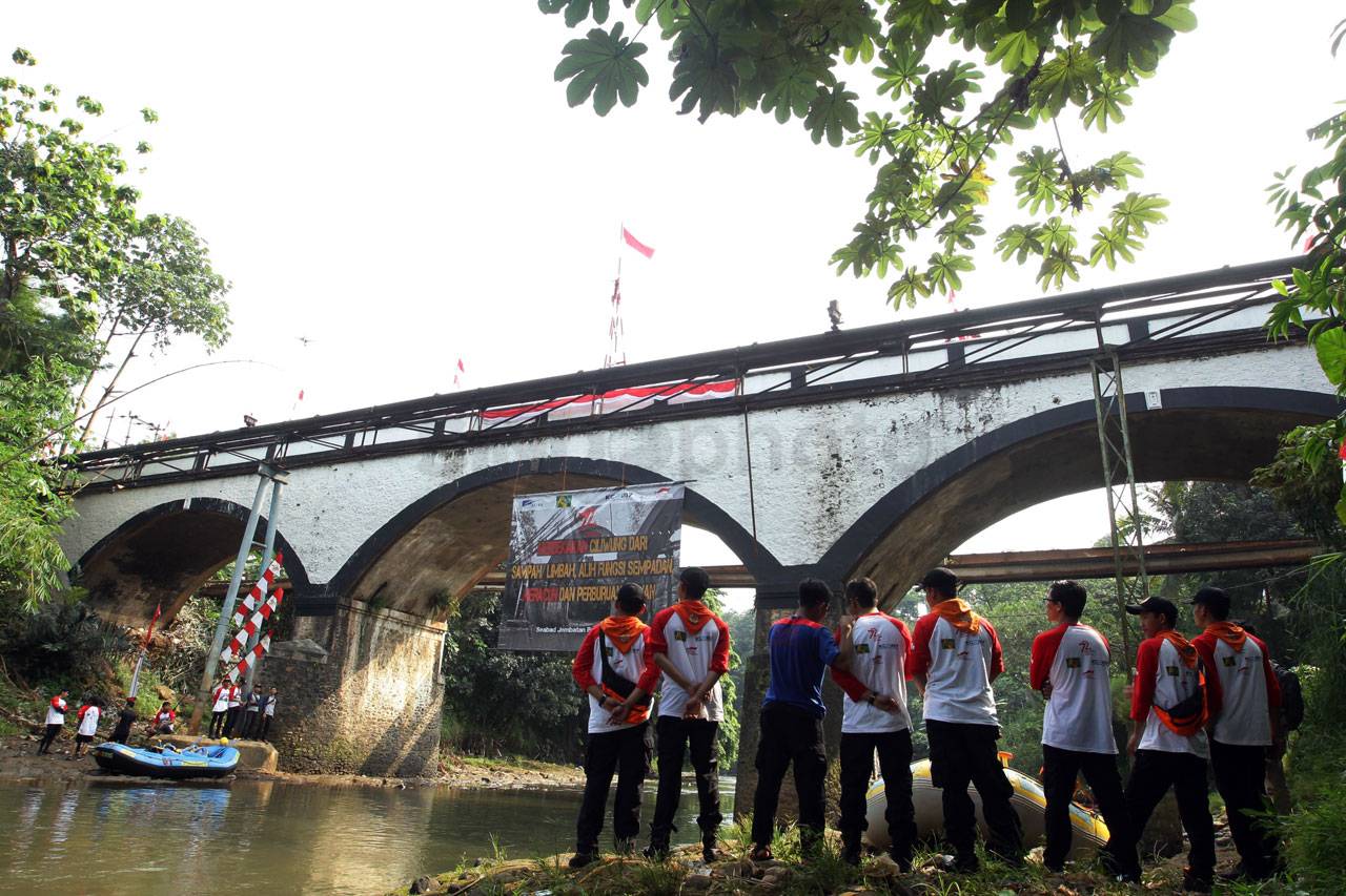 Aktivis Ciliwung Kibarkan...