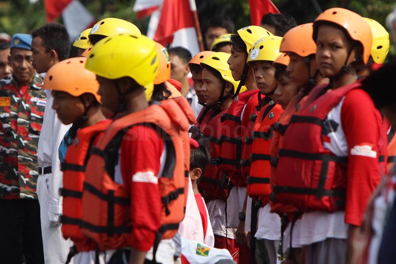 Aktivis Ciliwung Kibarkan...