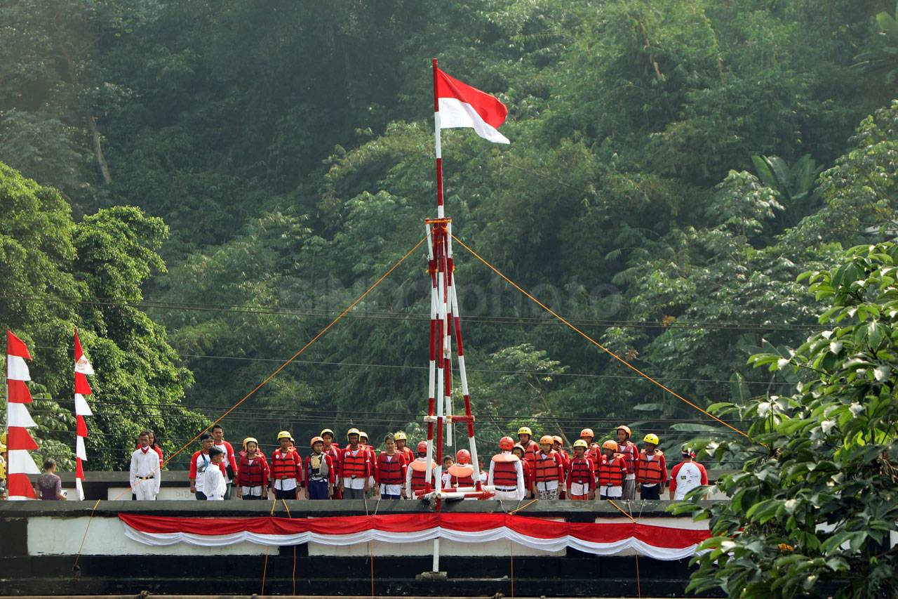 Aktivis Ciliwung Kibarkan...