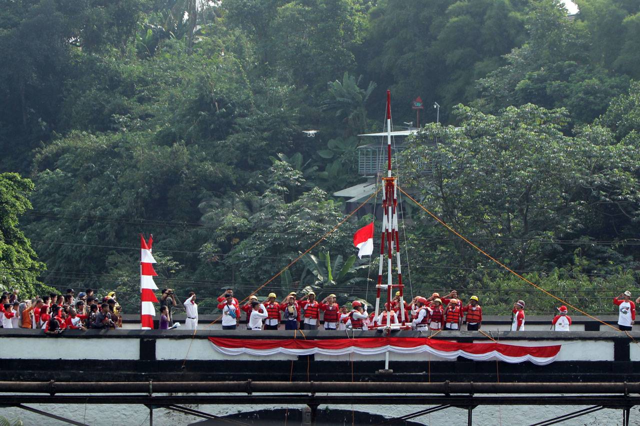 Aktivis Ciliwung Kibarkan...