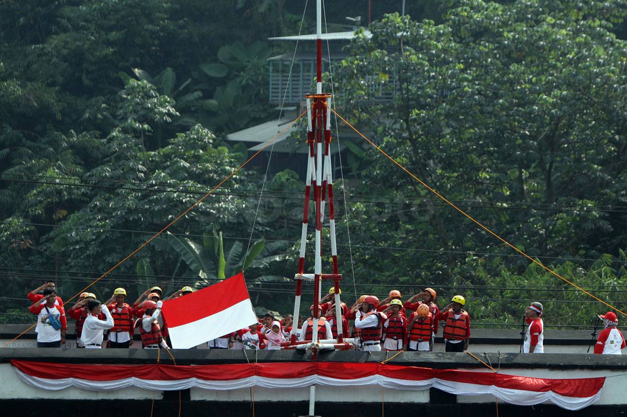 Aktivis Ciliwung Kibarkan...