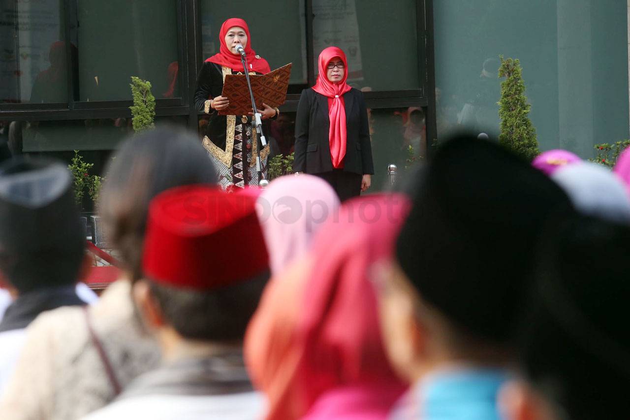 Kenakan Baju Adat, Pegawai...