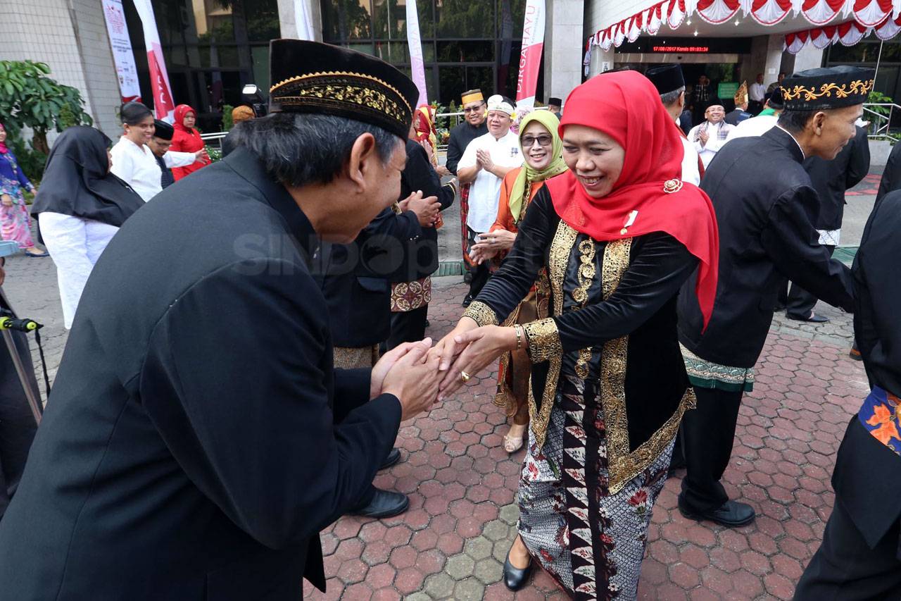 Kenakan Baju Adat, Pegawai...
