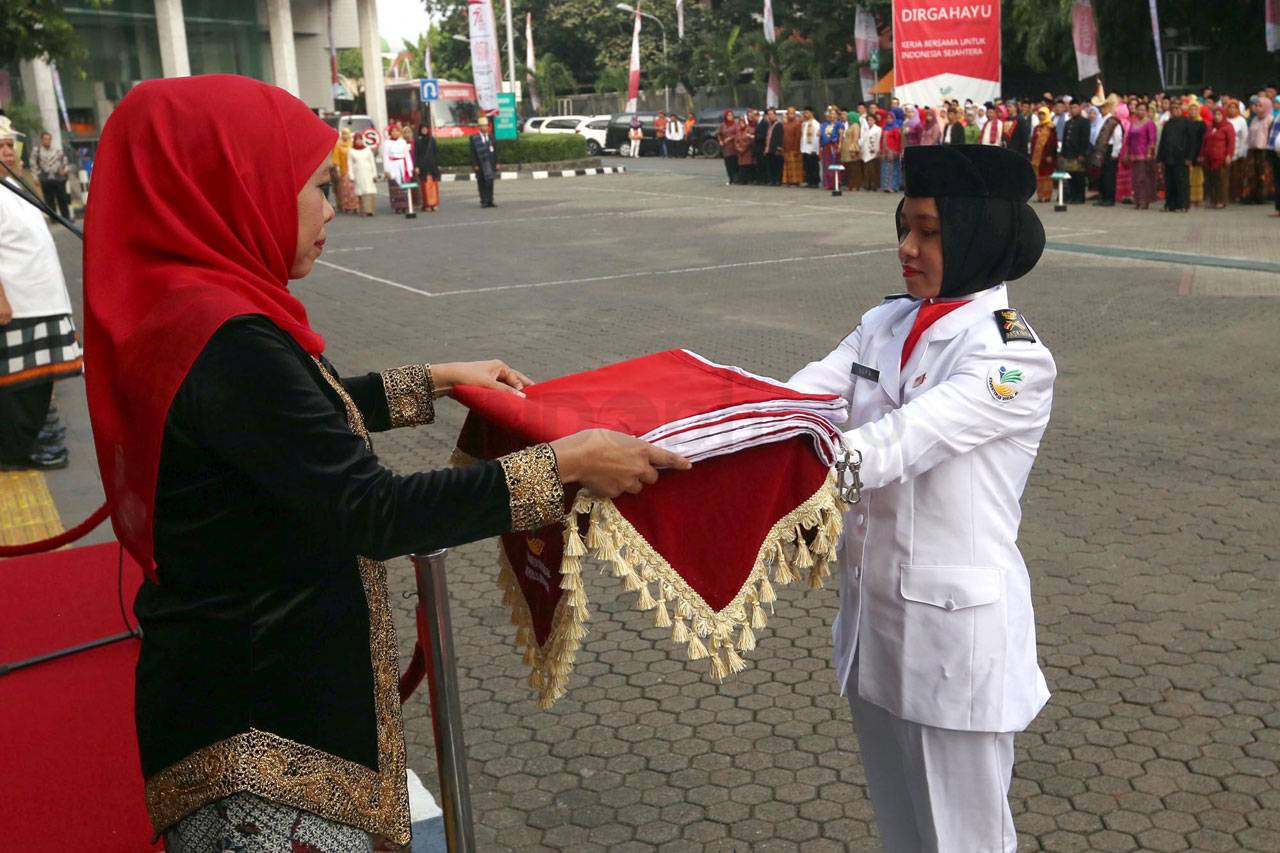 Kenakan Baju Adat, Pegawai...