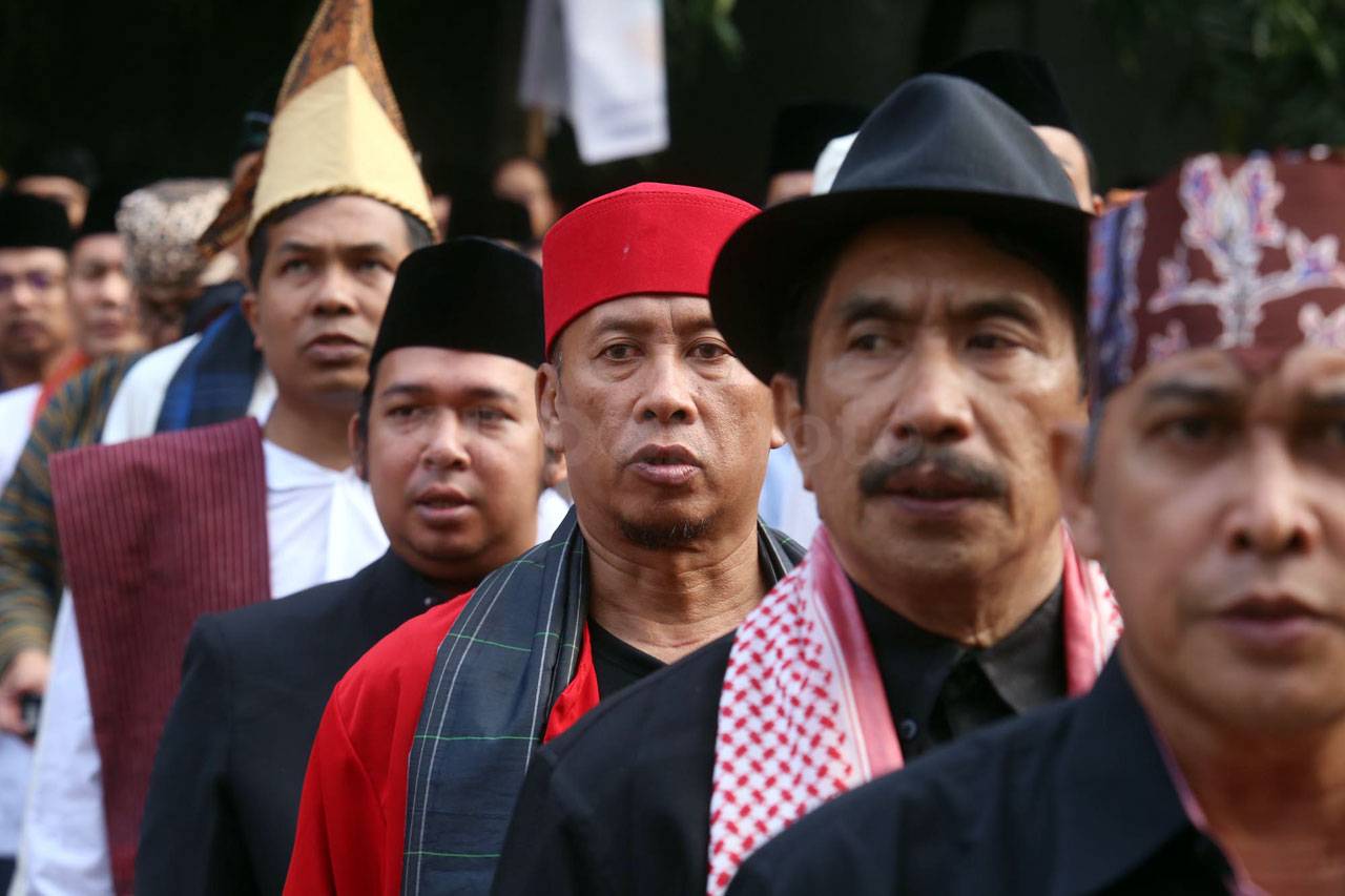 Kenakan Baju Adat, Pegawai...