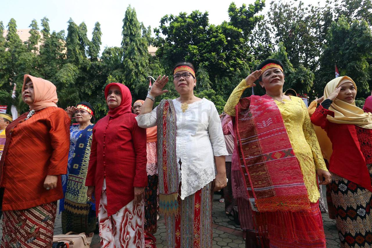 Kenakan Baju Adat, Pegawai...