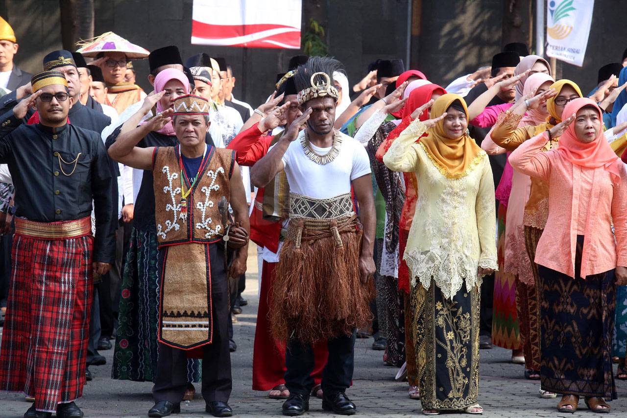 Kenakan Baju Adat, Pegawai...