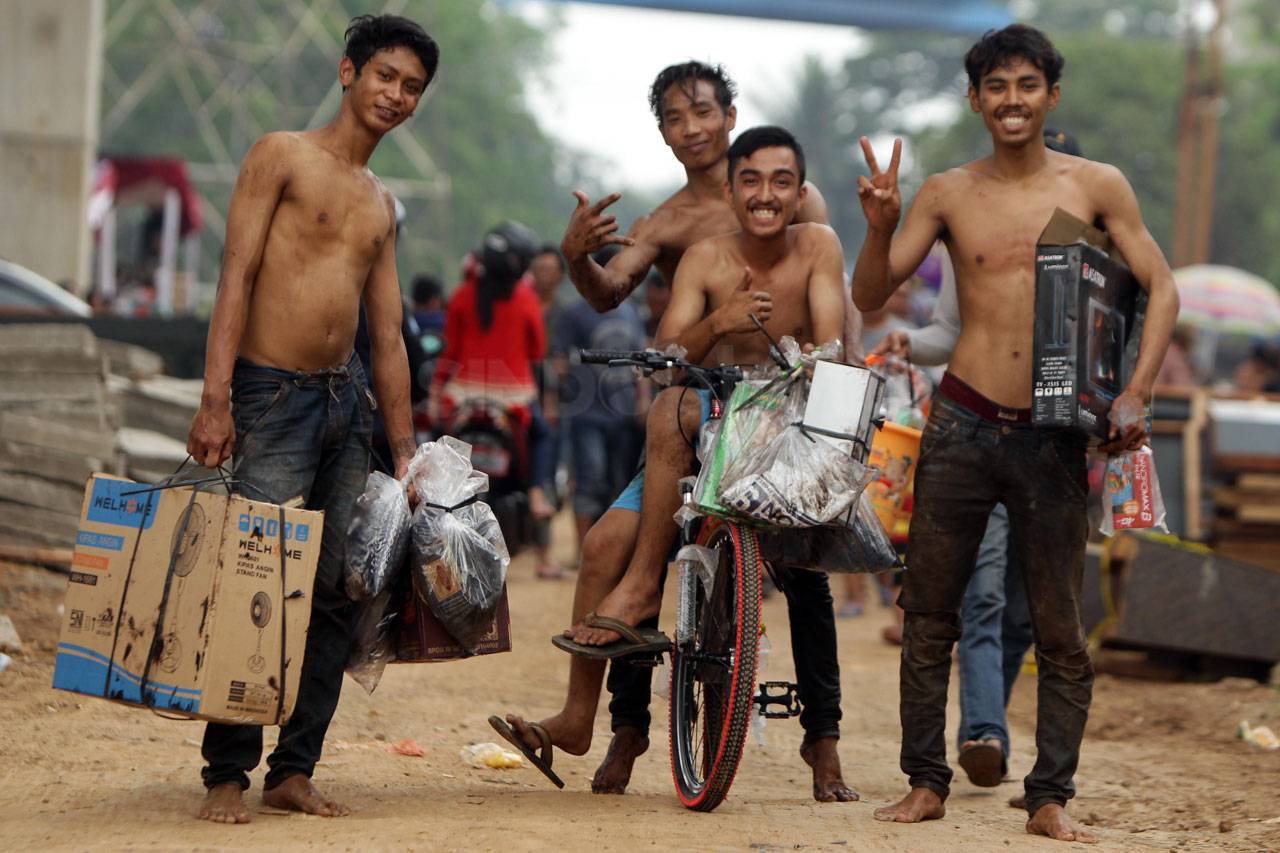 Kesulitan Memanjat Pohon...