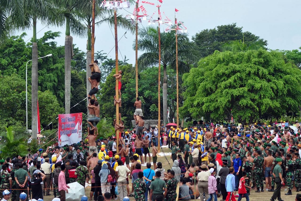 Serunya Adu Panjat Pinang...