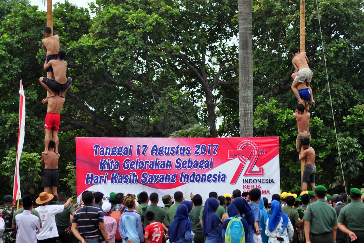 Serunya Adu Panjat Pinang...