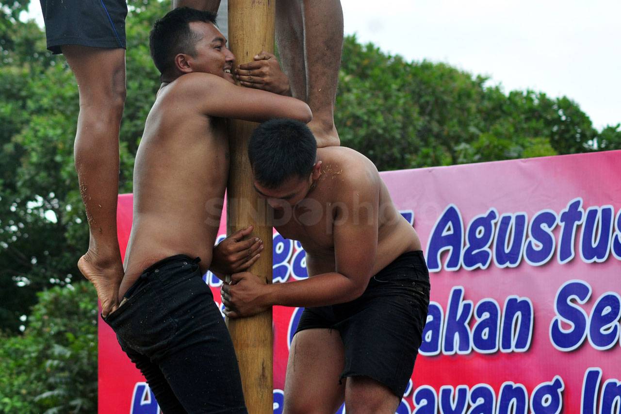 Serunya Adu Panjat Pinang...