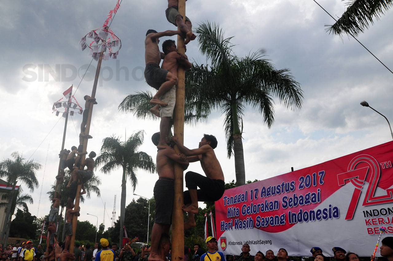 Serunya Adu Panjat Pinang...