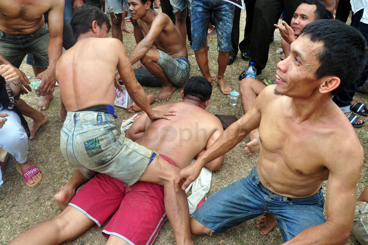 Serunya Adu Panjat Pinang...
