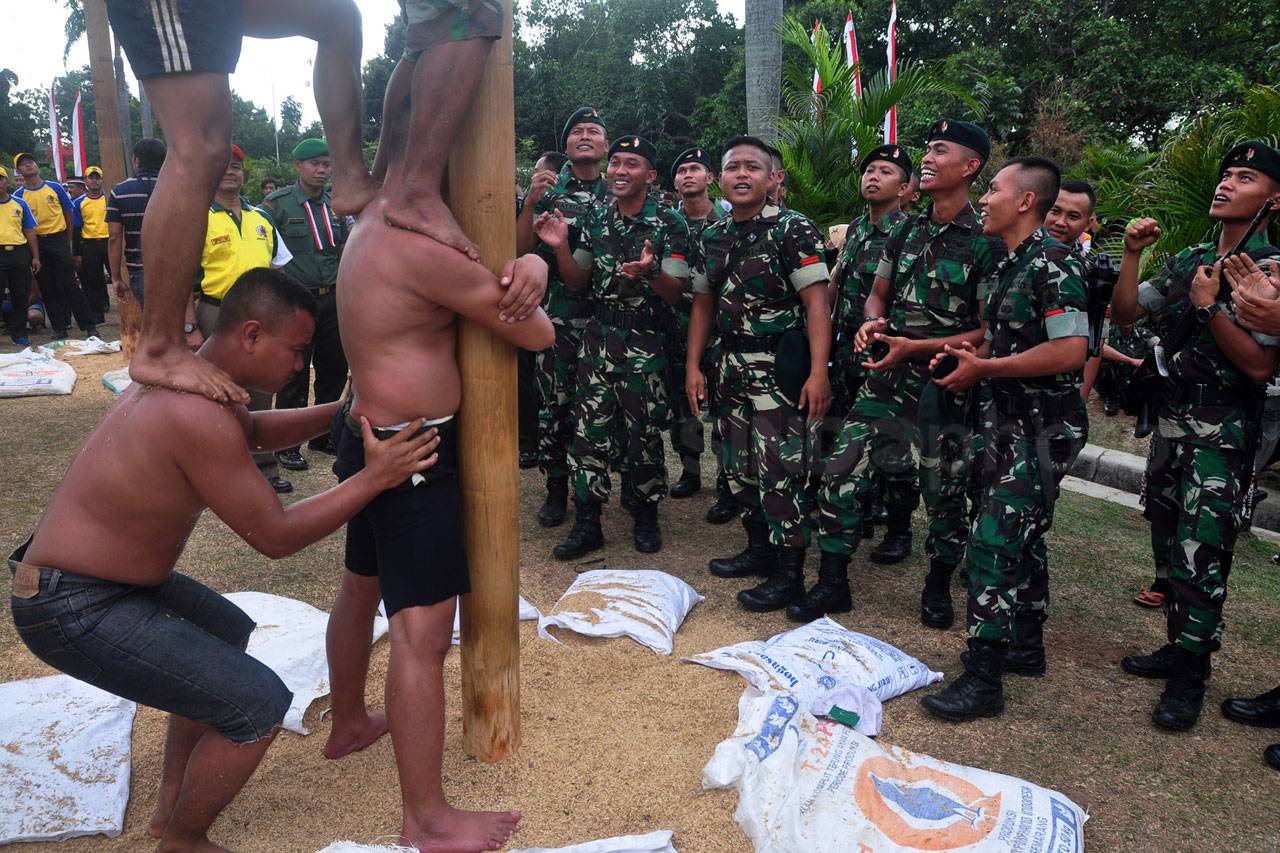 Serunya Adu Panjat Pinang...