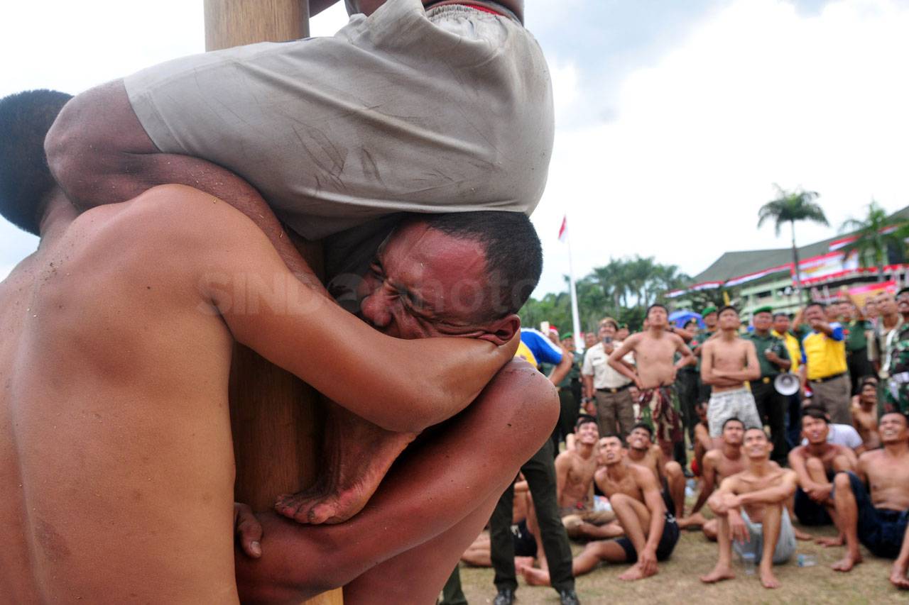 Serunya Adu Panjat Pinang...