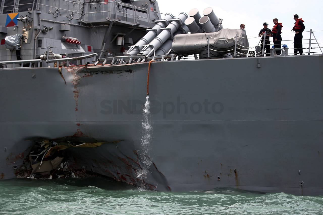 Kapal Perang AS Tabrak...