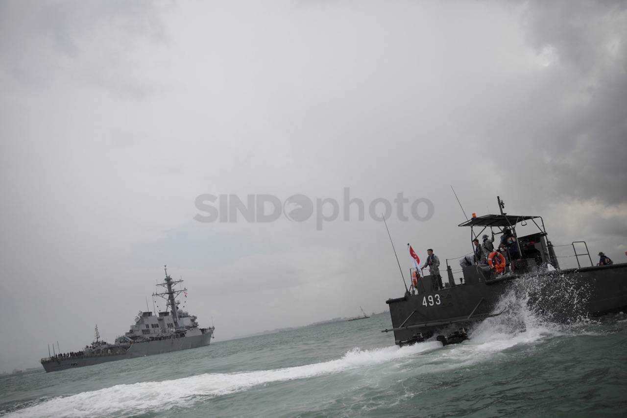 Kapal Perang AS Tabrak...