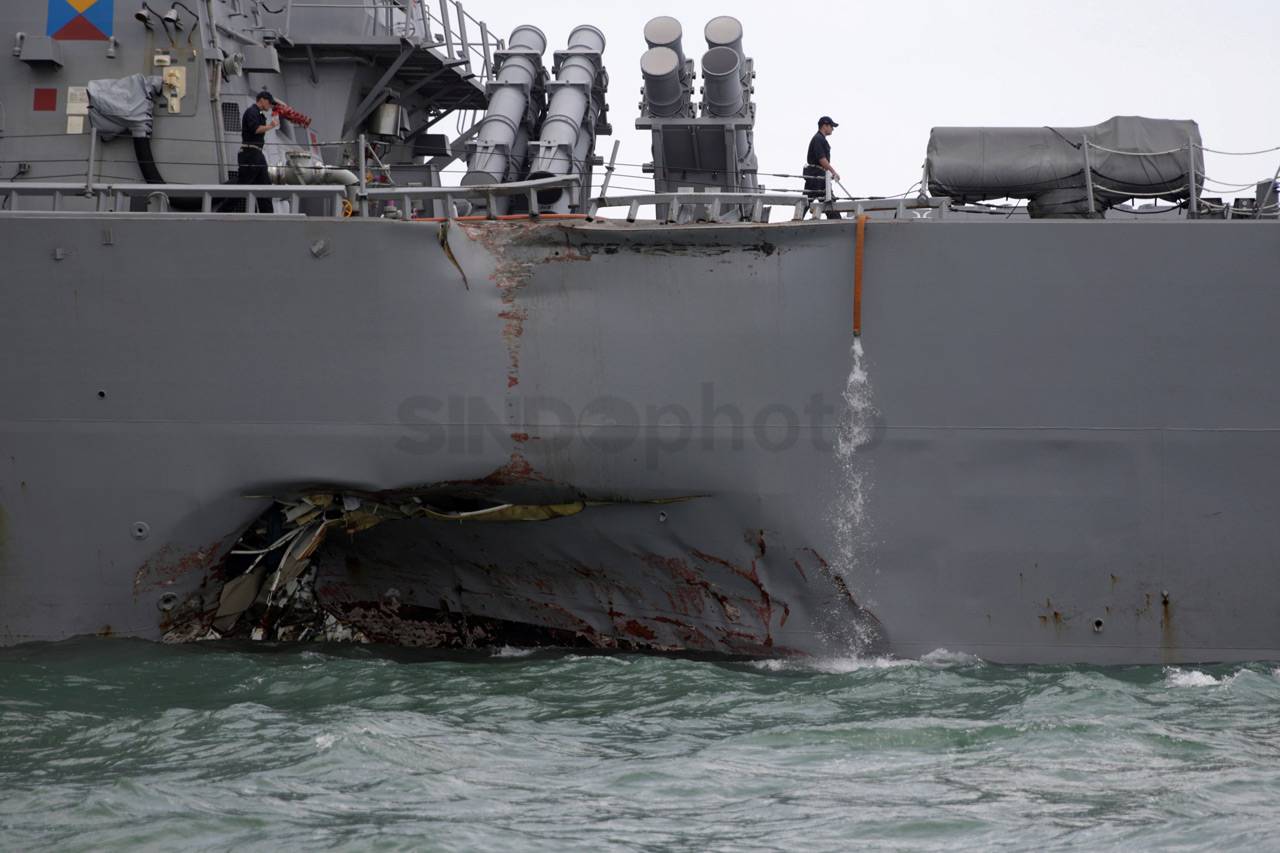 Kapal Perang AS Tabrak...