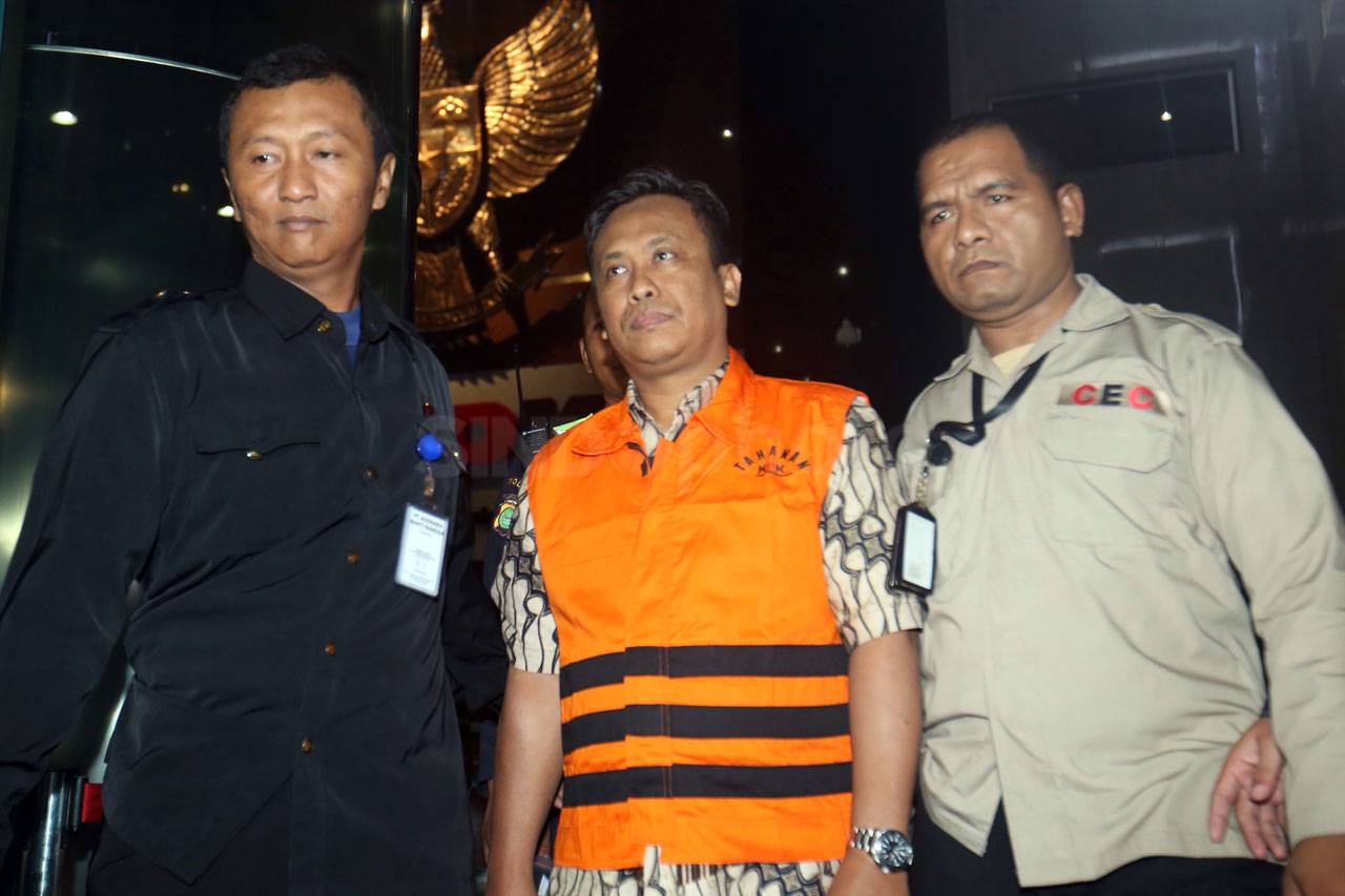 KPK Resmi Menahan Tiga...