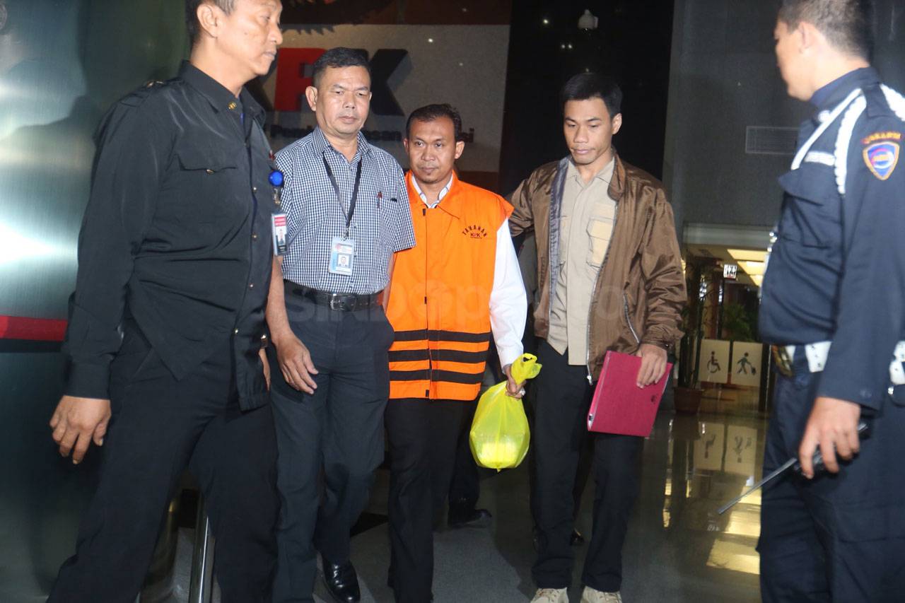 KPK Resmi Menahan Tiga...